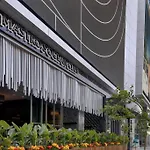 June Specials- Suite Spot Dtla- Free Parking For One Car!