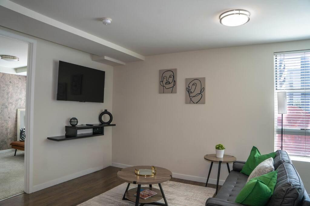 June Specials- Suite Spot Dtla- Free Parking For One Car! Los Angeles