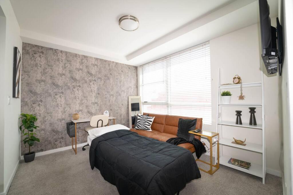 June Specials- Suite Spot Dtla- Free Parking For One Car! Los Angeles