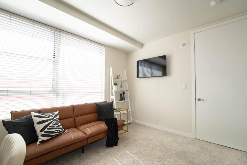 June Specials- Suite Spot Dtla- Free Parking For One Car! *