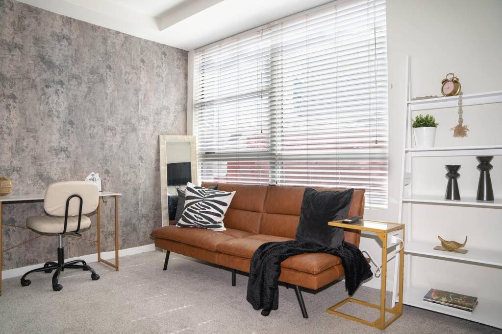 June Specials- Suite Spot Dtla- Free Parking For One Car!